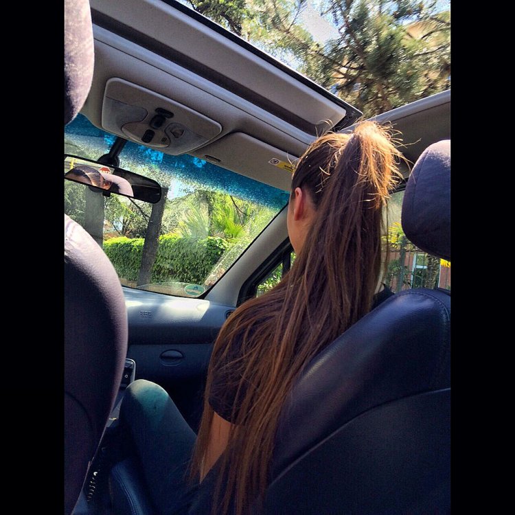 Девушка в машине без лица