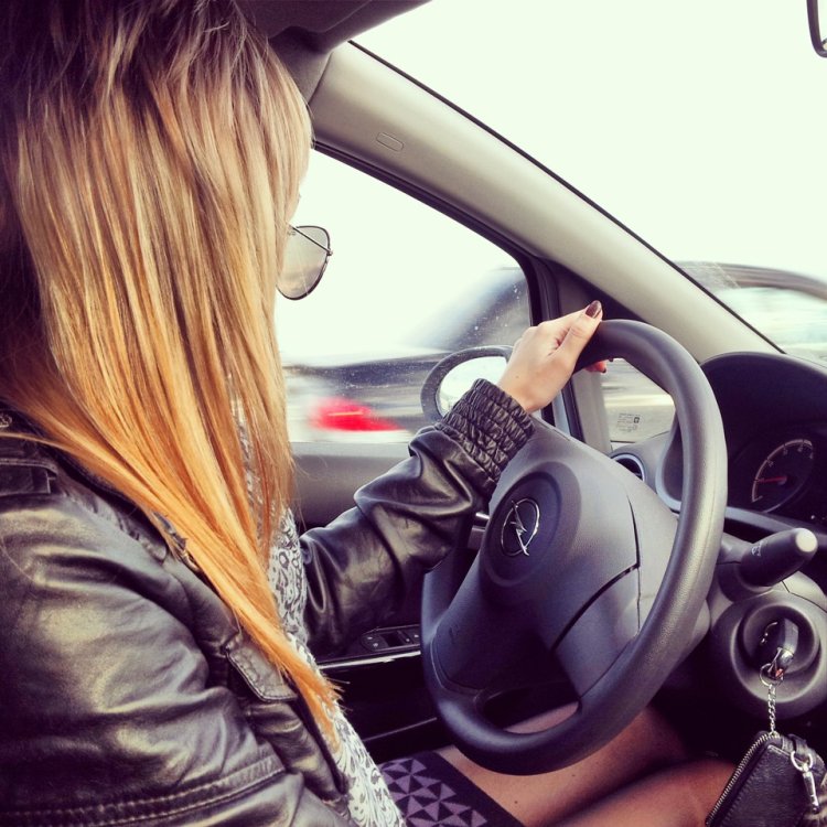 Блондинка в машине