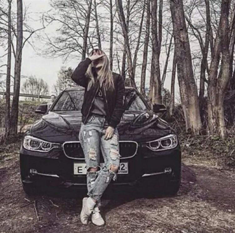 Девушка возле машины без лица