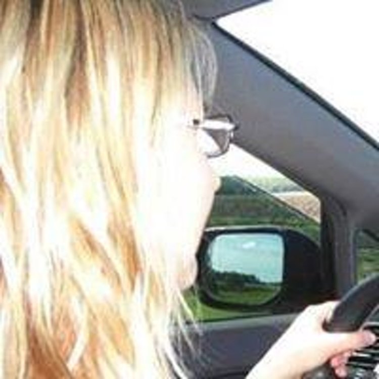 Девушка блондинка в машине без лица