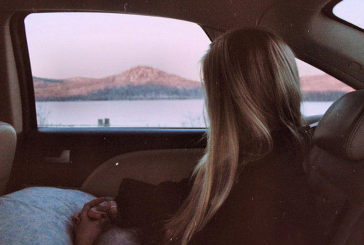 Блондинка в машине