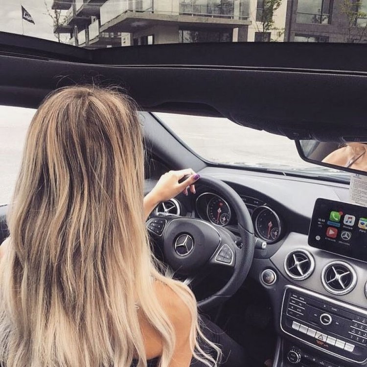 Девушка блондинка в машине