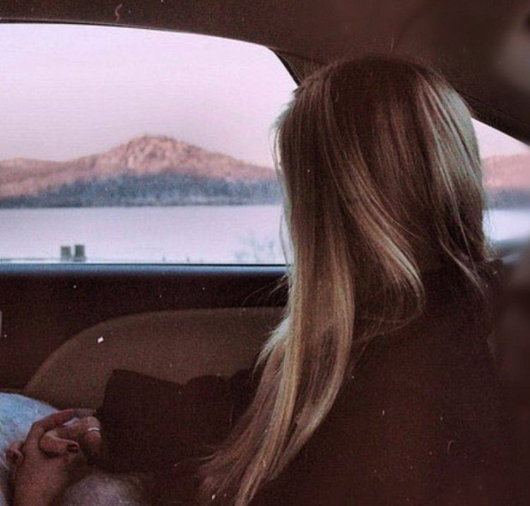 Девушка со светлыми волосами в темноте