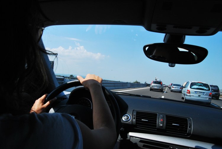 Девушка в машине со спины