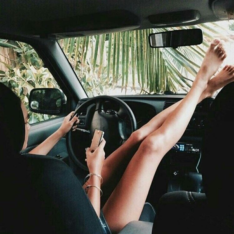 Блондинка в машине