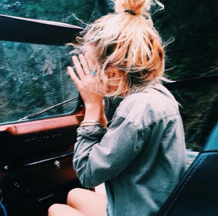 Блондинка с каре со спины