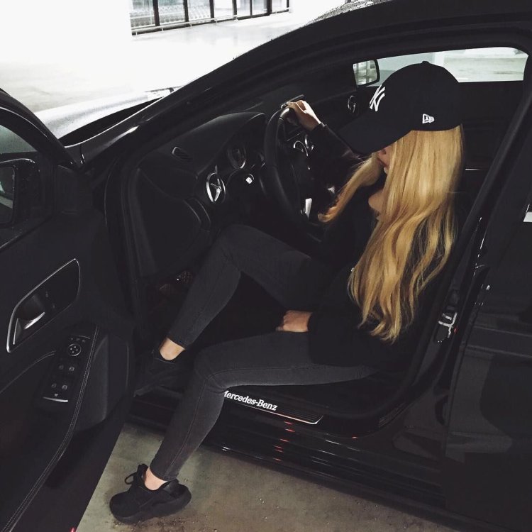 Блондинка в машине