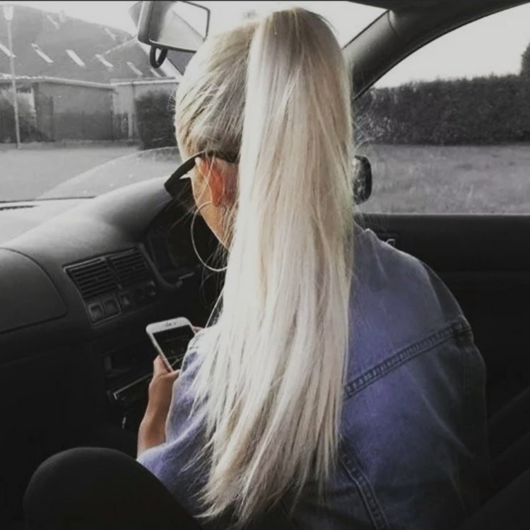 Блондинка с длинными волосами со спины