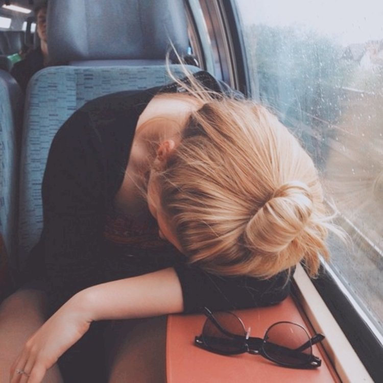 Блондинка с каре со спины