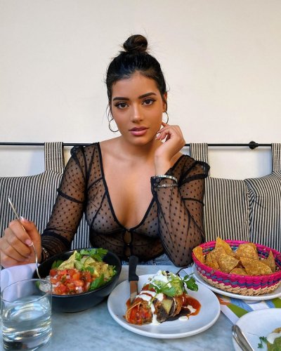 Девушки в нарядах с сеточкой