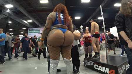 Сильно выступающие ягодицы