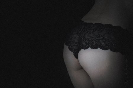 Женская попа черно белое