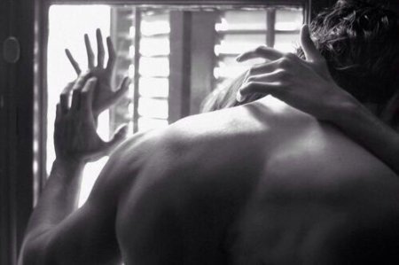 Ногтями по спине