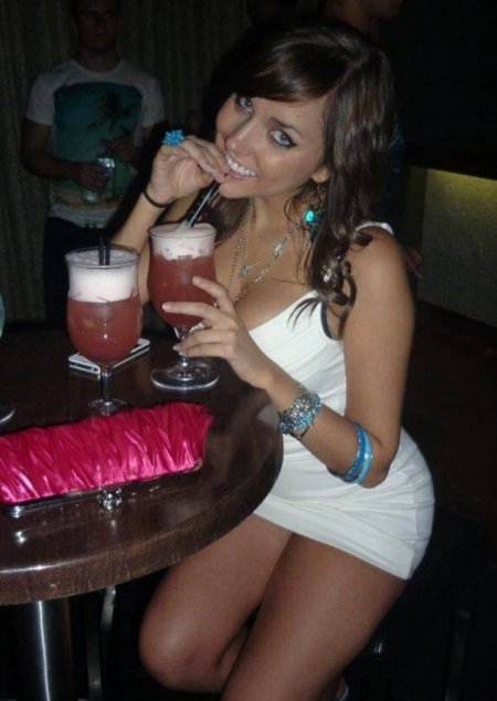 Девушки в ресторане в мини