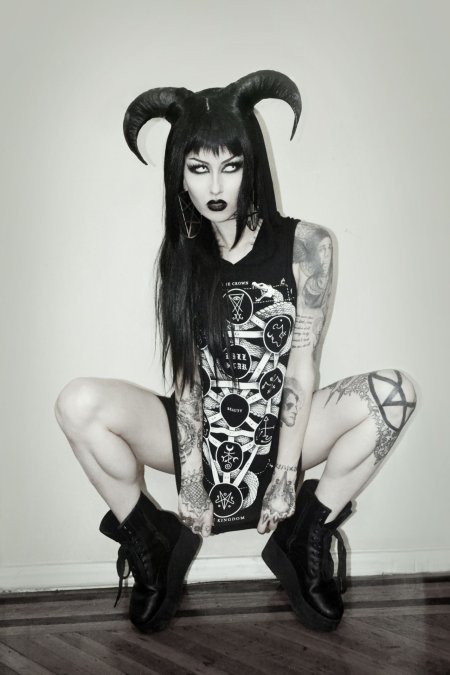Девушка сатанистка