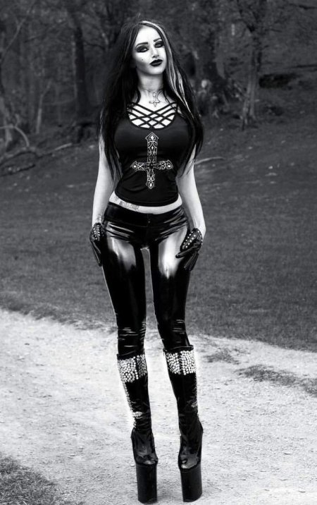 Анахита металлистка