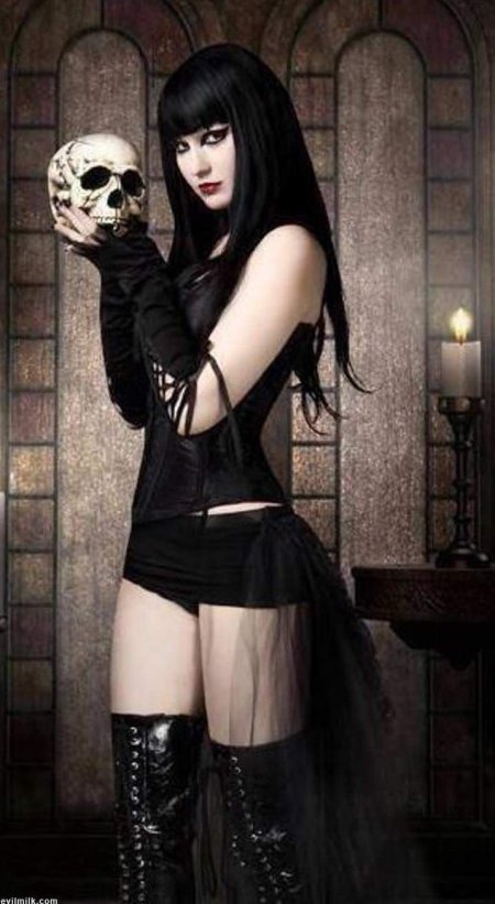 Готесса сатанистка