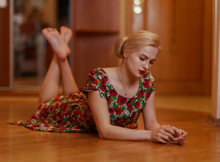 Сара Гадон feet