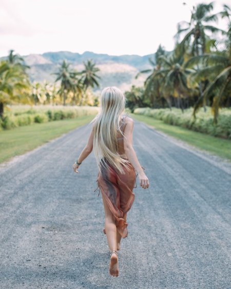 Девушка бежит босиком