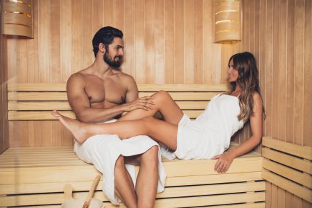 Красивые мужчины и женщины в сауне