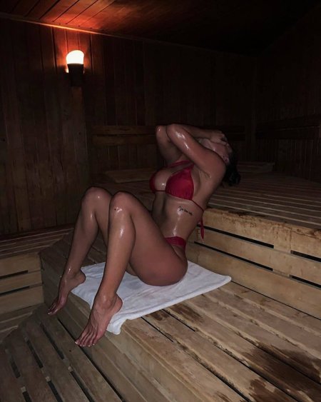 Девушки в стрингах в бане