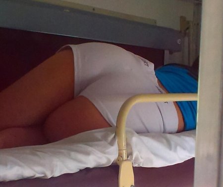 Спящие девушки в поезде