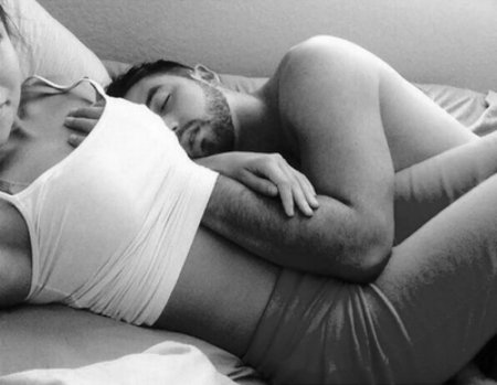 Девушка спит на парне