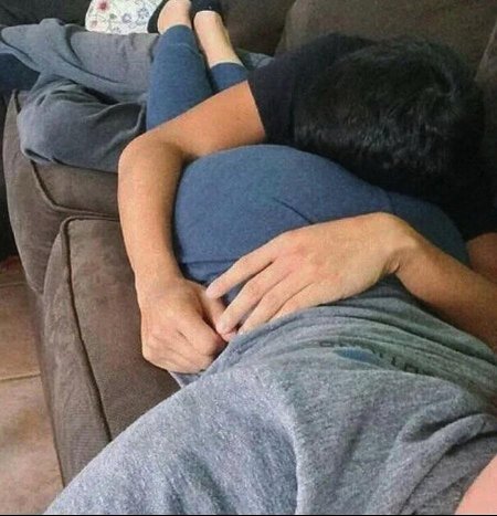 Парень спит на ягодицах девушки