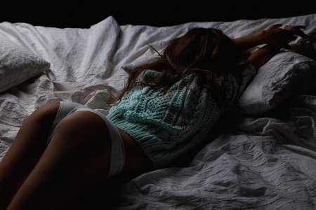 Девушка лежит на кровати