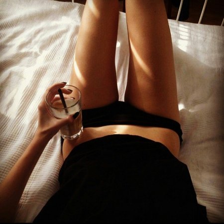 Ноги на кровати