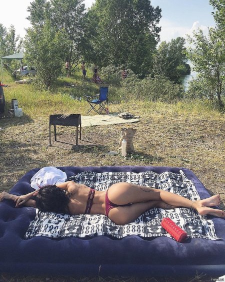 Мужчина загорает на даче