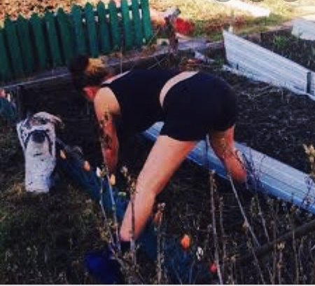 Женщина в огороде