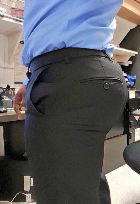 Женские попы в офисных брюках
