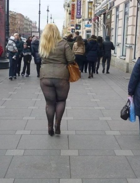 Толстая в колготках на улице