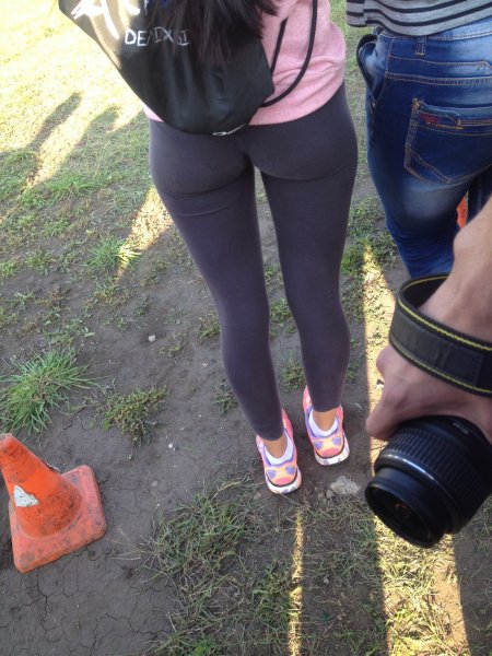 Сливы девочка в леггинсах