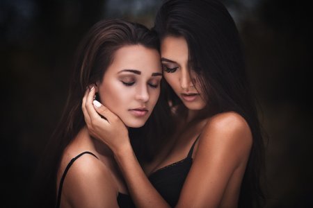 Две девушки