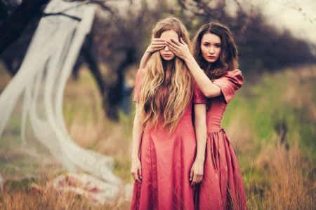 Две девушки