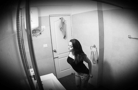 Камера в комнате женщины