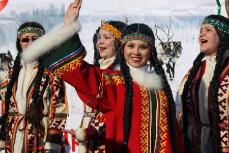 Ханты, манси, ненцы в национальных костюмах