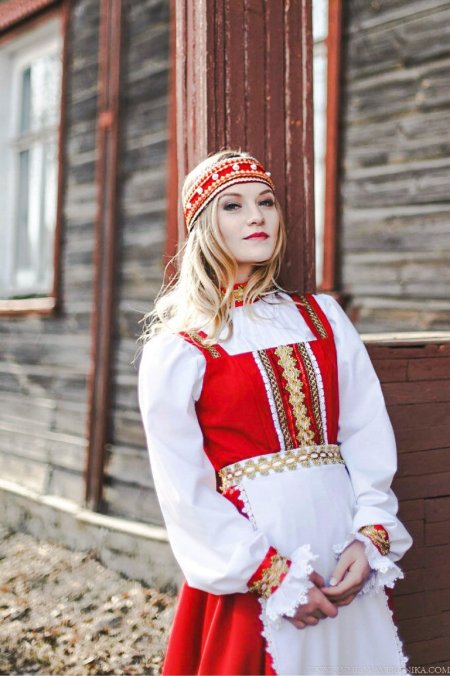 Красивые девушки в национальных костюмах