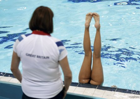 Ноги в бассейне