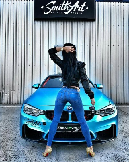 Девушка около машины