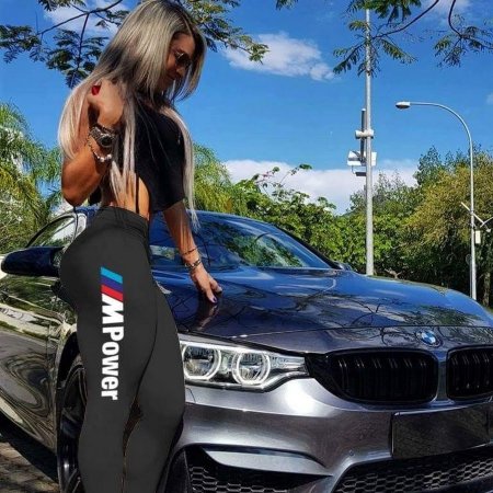 Девушка в машине БМВ