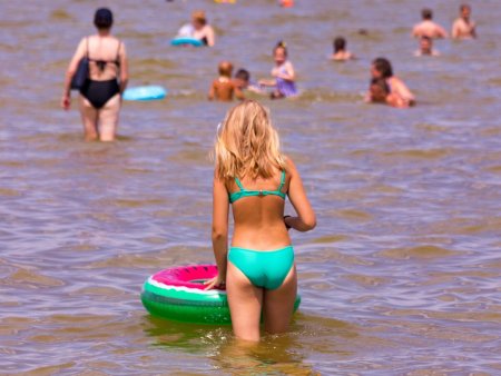 Девчонки на пляже в Ейске