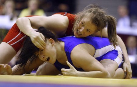 Красивые девушки в борьбе