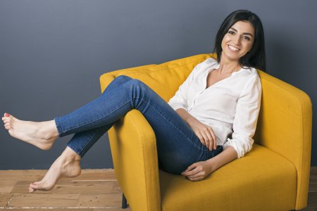 Босоногие девушка в кресле