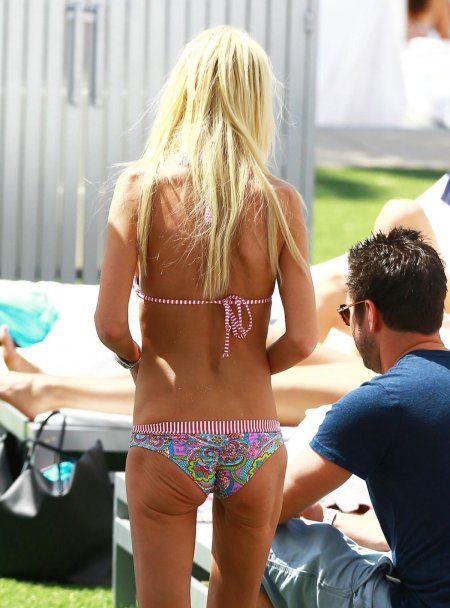 Тара Рид на пляже