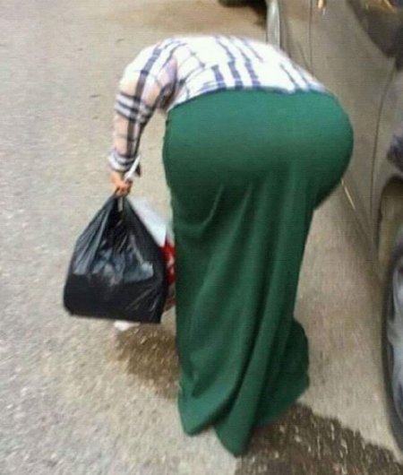 Наклонилась в хиджабе на улице