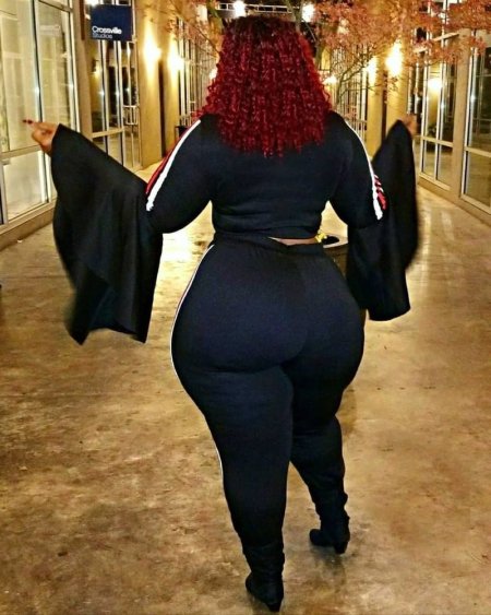 Огромные бедра