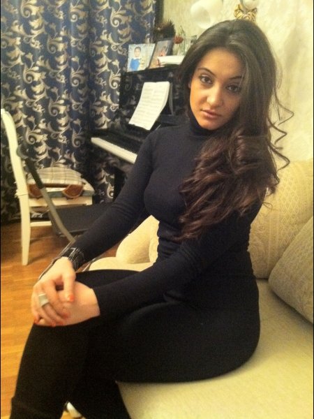 Красивая армянка в офисе